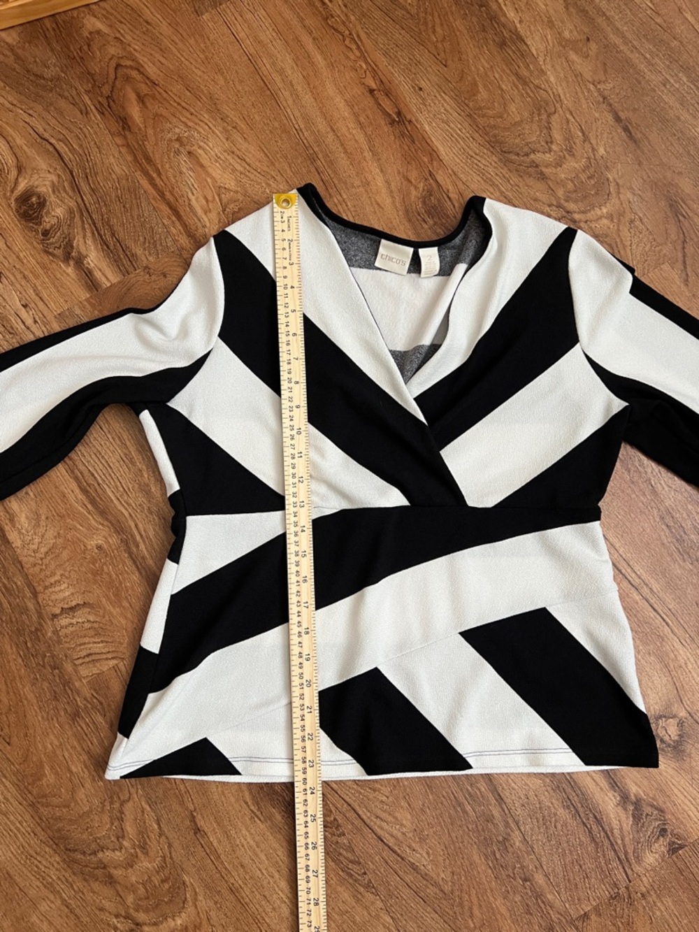 Chico’s size 2 (Large) Black White Chevron Wrap Top 3/4 Sleeve Blouse - Picture 5 of 6